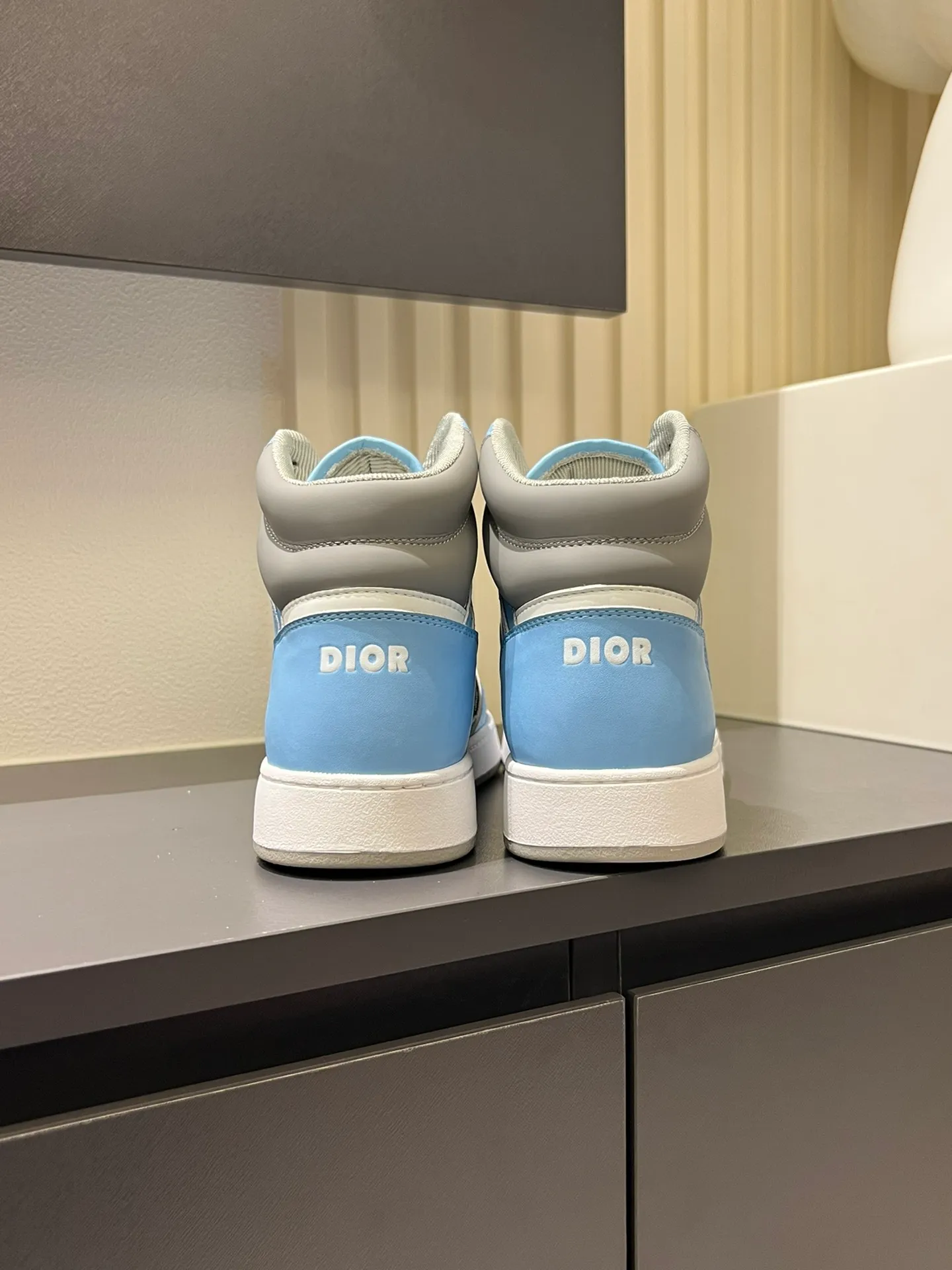 Men's shoes 💰p460 "Dio*" mid-top B27 casual sneakers. This B27 high-top sneaker is a new product in the series and continues Di*r's classic style. Crafted from gray and white smooth calf leather with beige and black Oblique print panels on the sides. The "CD Icon" shaped shoelace eyelets are clever and delicate, and the two-color rubber sole, rear collar and heel are all equipped with the brand's iconic details to enhance the style. Oblique printed straps at the ankle allow for an adjustable fit to complement the overall design. Fashionable and versatile, it can complement any look. Create an exquisite design with unique dynamic vitality and modern atmosphere, presented in low-top and high-top styles. This new must-have shoe adds a new dimension to Dior's archive heritage, embodying modern elegance. Purchase the original version and make it 1:1. If you need top quality, please come to me! Male 38-44!